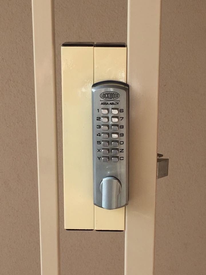 Keypad deadlatch installed on a side gate